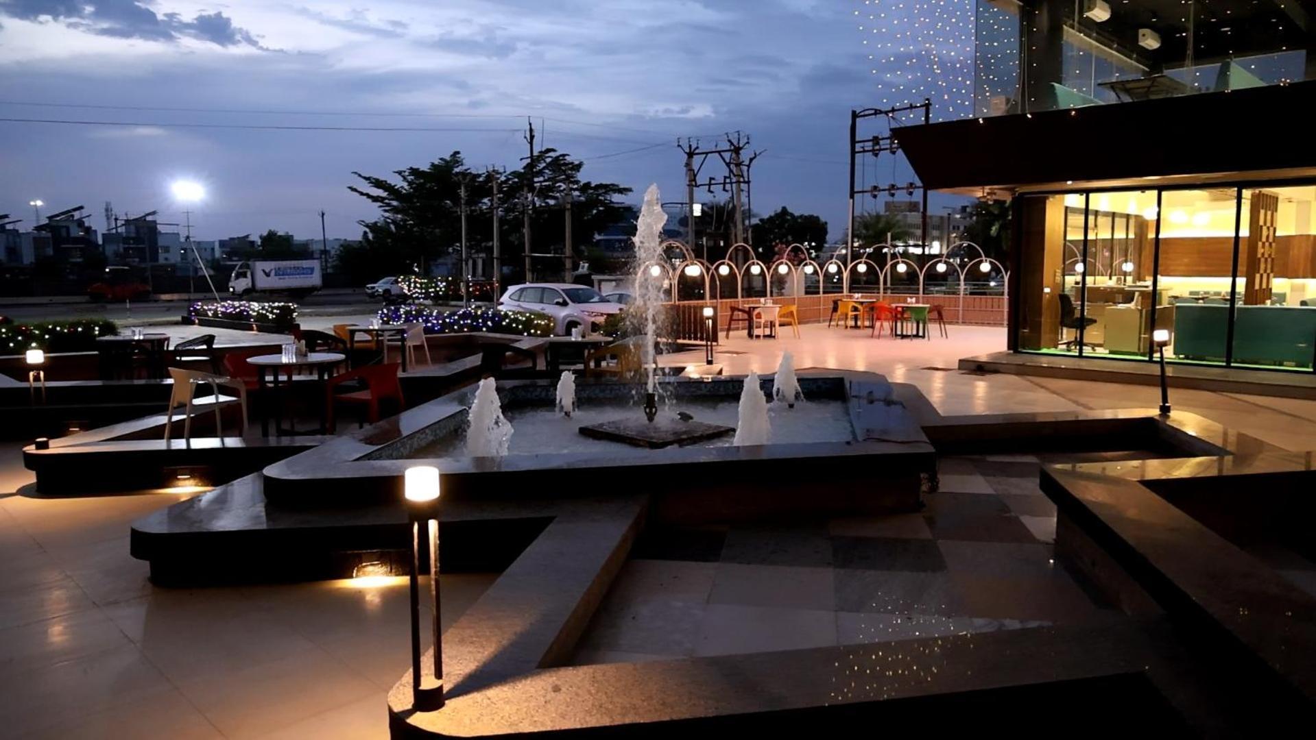Hotel Royal Bistro Mahesana Exterior foto